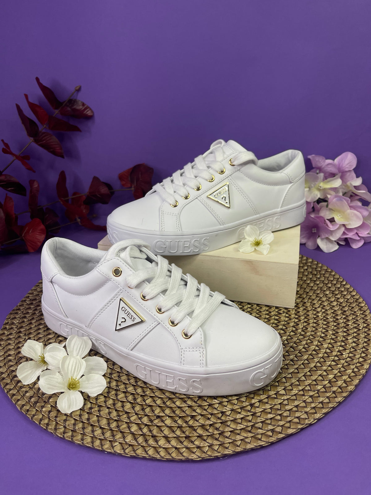 Tenis - Guess blancos para dama