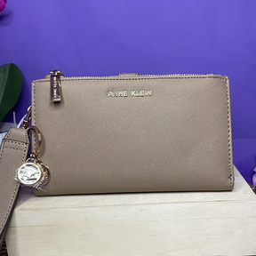 BILLETERA - ANNE KLEIN COLOR BEIGE