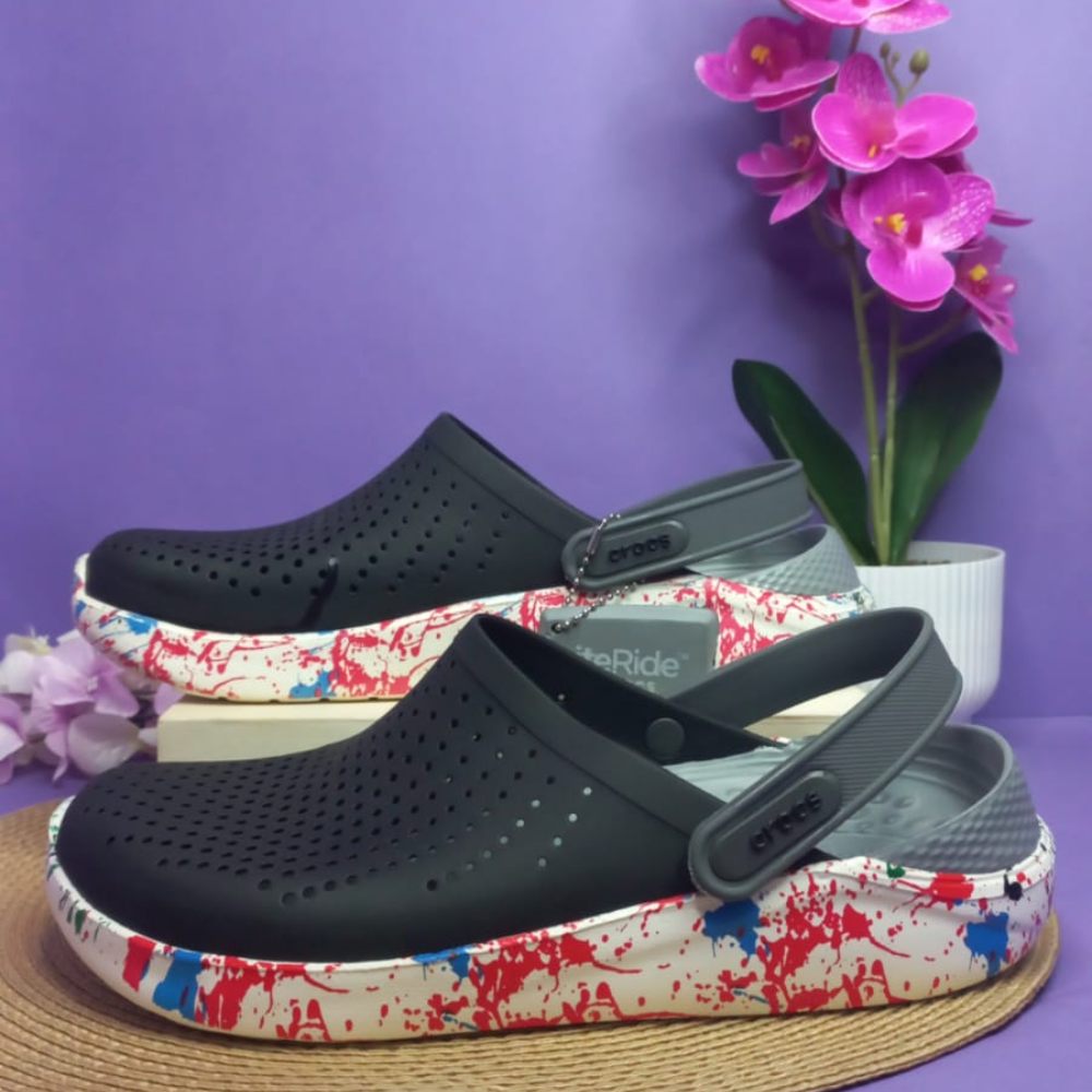 CROCS - NEGRO CON GRIS