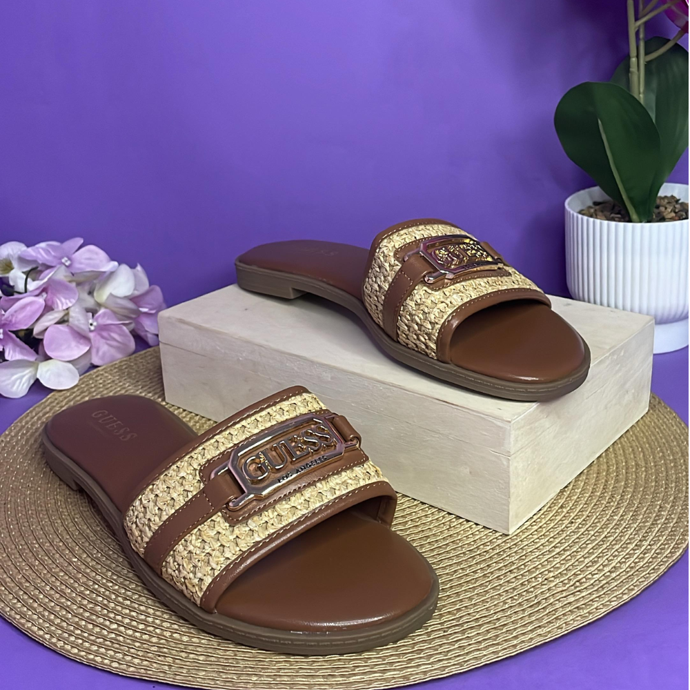 SANDALIAS - GUESS CAFÉ CON DORADO PARA DAMA